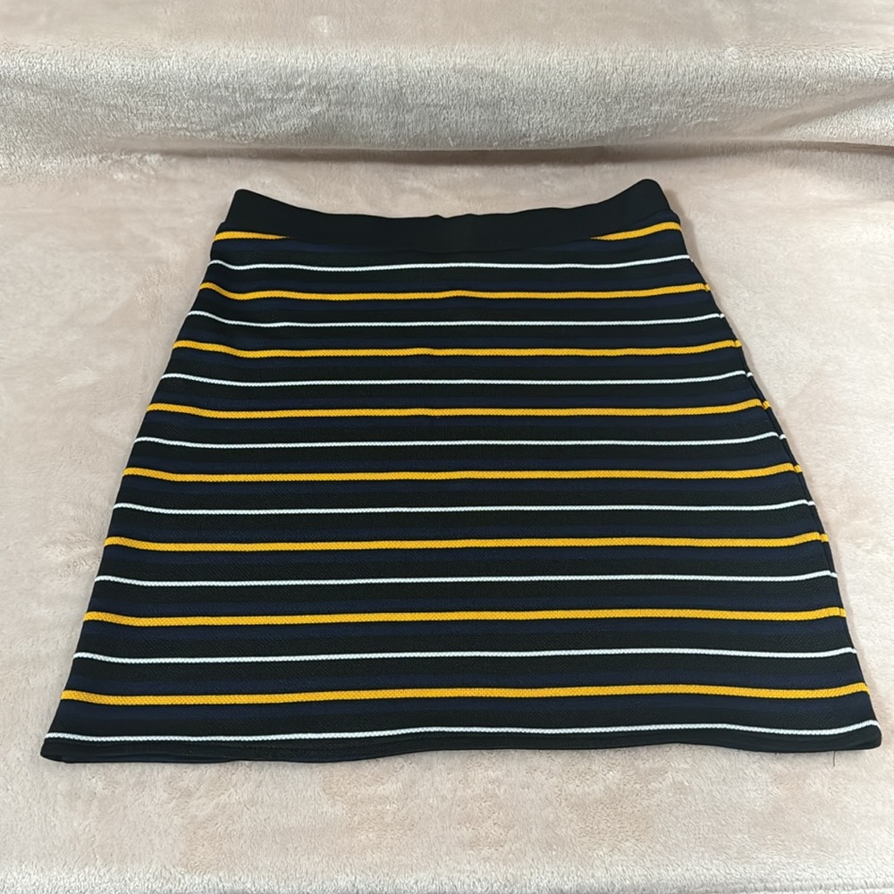 Divided H&M. Mini skirt. Striped. Elastic waist. Stretchy. Never worn.